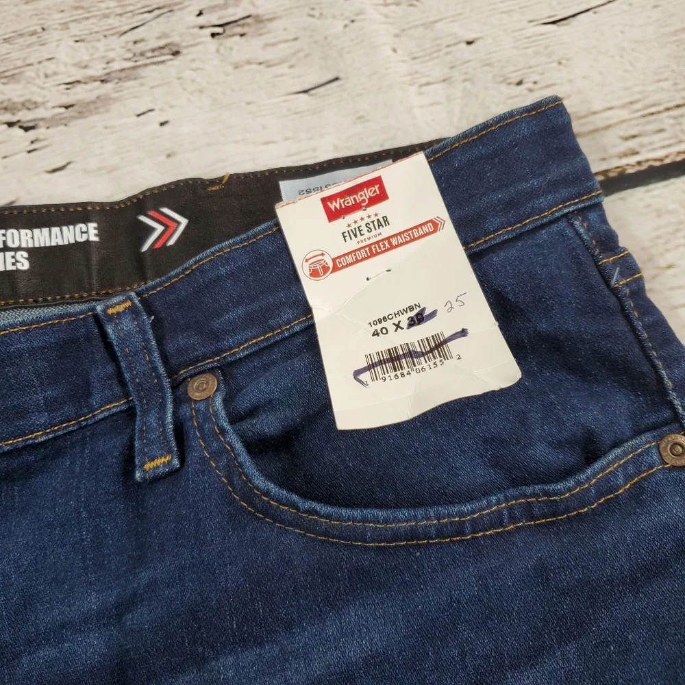 NWT wrangler regular fit mens jeans. Performance series. Size 40/25
